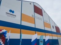 В Заполярном открылась современная ледовая арена «Метеор»