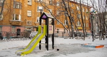 В сквере на улице Сафонова обновили детскую площадку