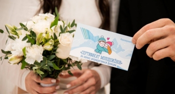 8 июля в мурманском ЗАГСе встречали молодоженов с караваем и рукодельными куклами
