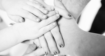 В роддомах Мурманской области вновь стали доступны партнерские роды